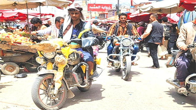 الدراجات النارية وسيلة نجاة لليمنيين وسط حرب أرهقتهم اقتصاديًا وأمنيًا